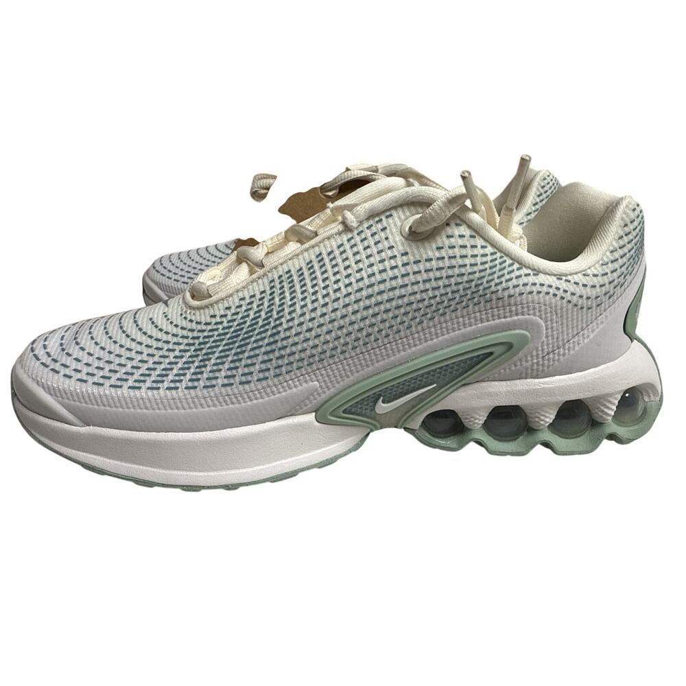 Nike Air Max DN (GS) Size 5.5 Soft Pearl - Big Kids Sneakers